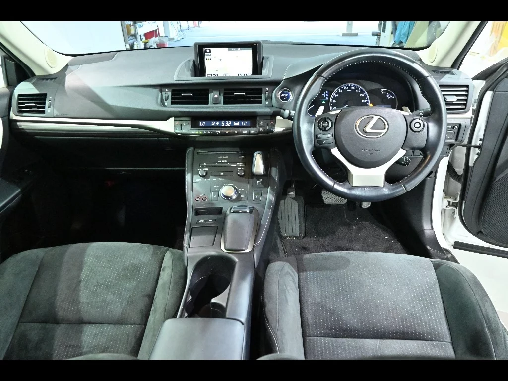Lexus CT200h  с аукциона в Японии