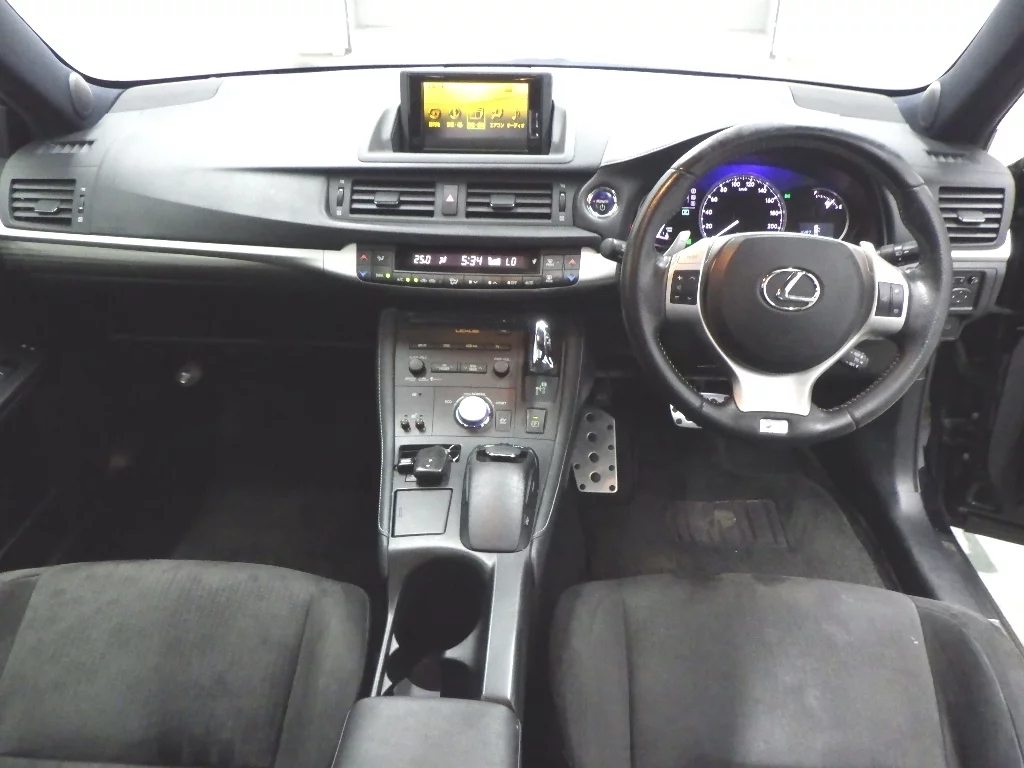 Lexus CT200h  с аукциона в Японии
