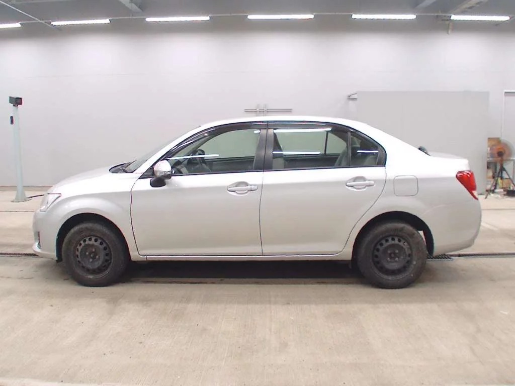 Toyota Corolla Axio  с аукциона в Японии