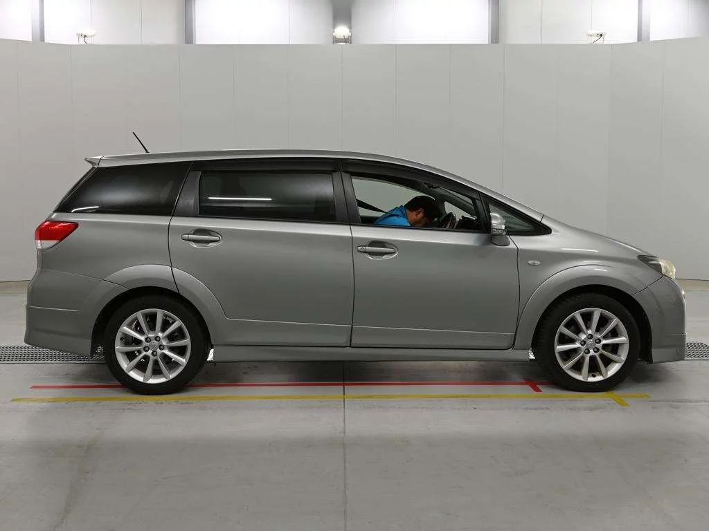 Toyota Wish  с аукциона в Японии