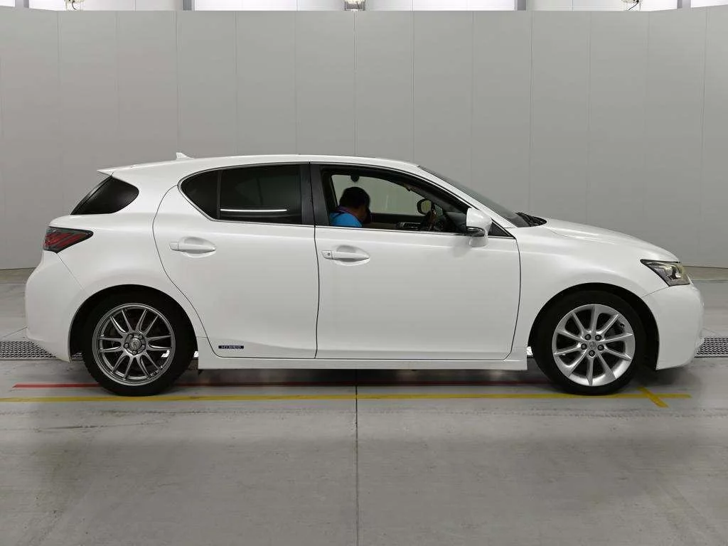 Lexus CT200h  с аукциона в Японии