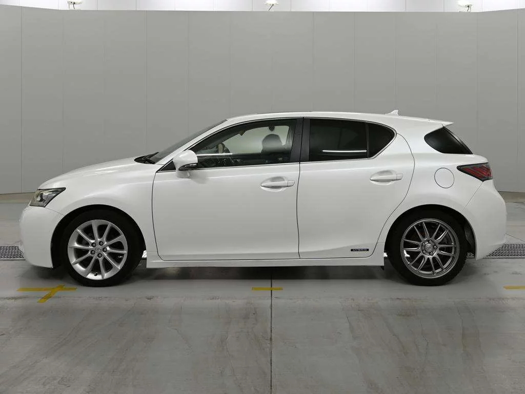 Lexus CT200h  с аукциона в Японии