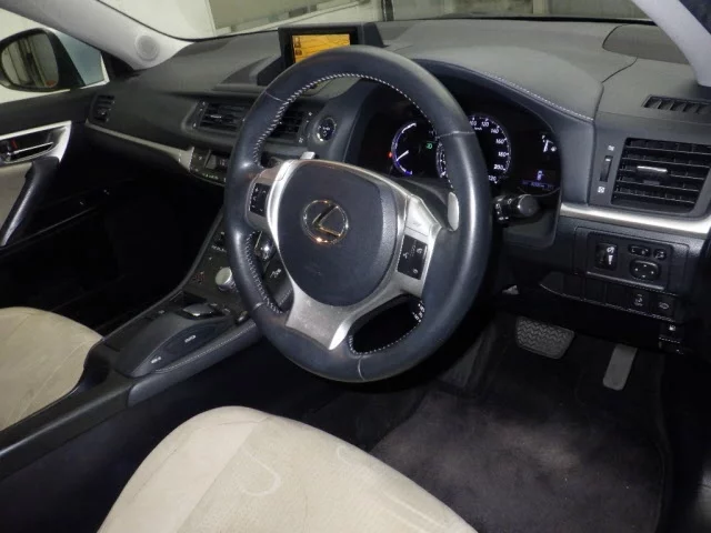 Lexus CT200h  с аукциона в Японии