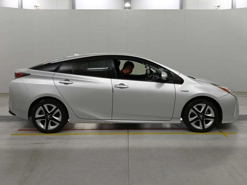 Toyota Prius  с аукциона в Японии