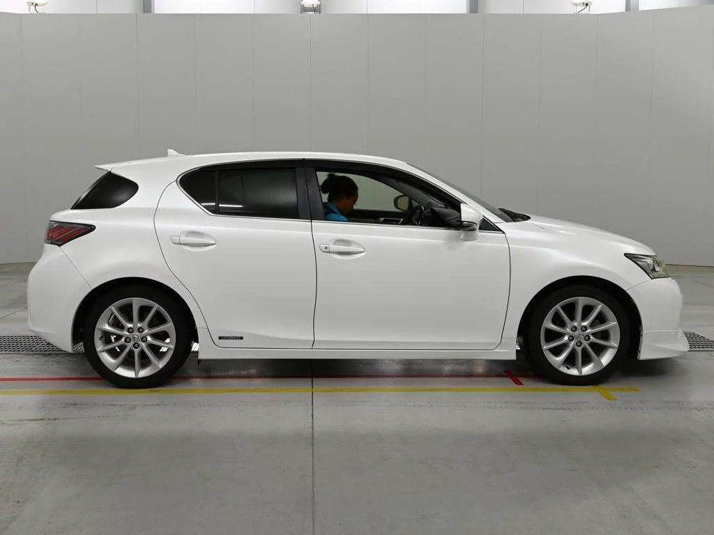 Lexus CT200h  с аукциона в Японии