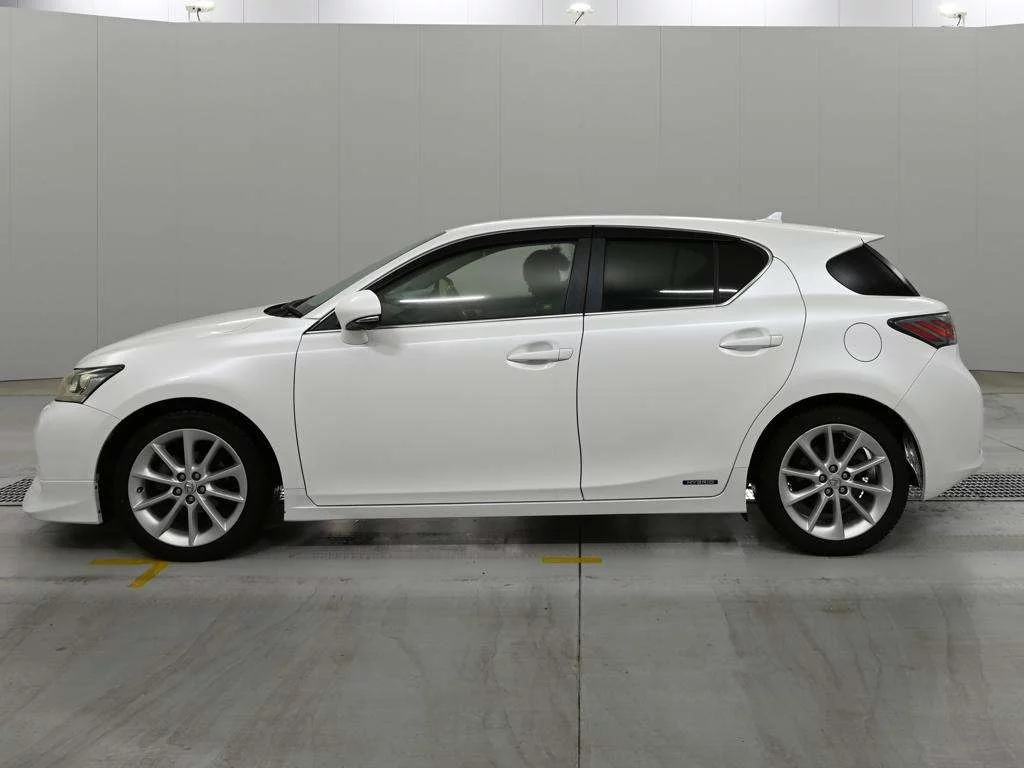 Lexus CT200h  с аукциона в Японии