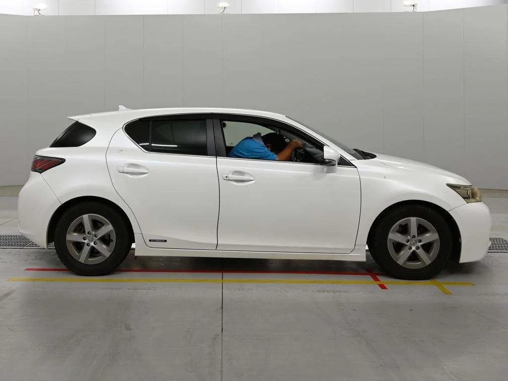 Lexus CT200h  с аукциона в Японии