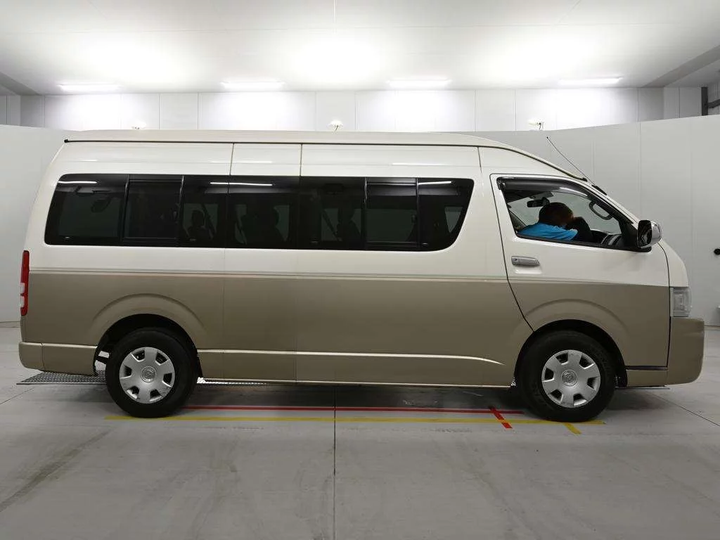 Toyota HiAce  с аукциона в Японии