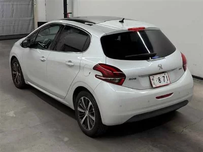 PEUGEOT 208