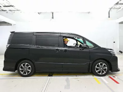 TOYOTA VOXY