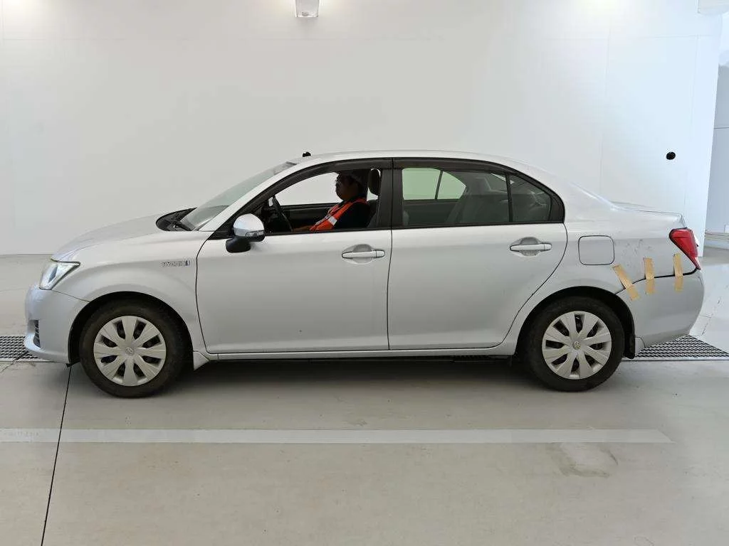 Toyota Corolla Axio  с аукциона в Японии
