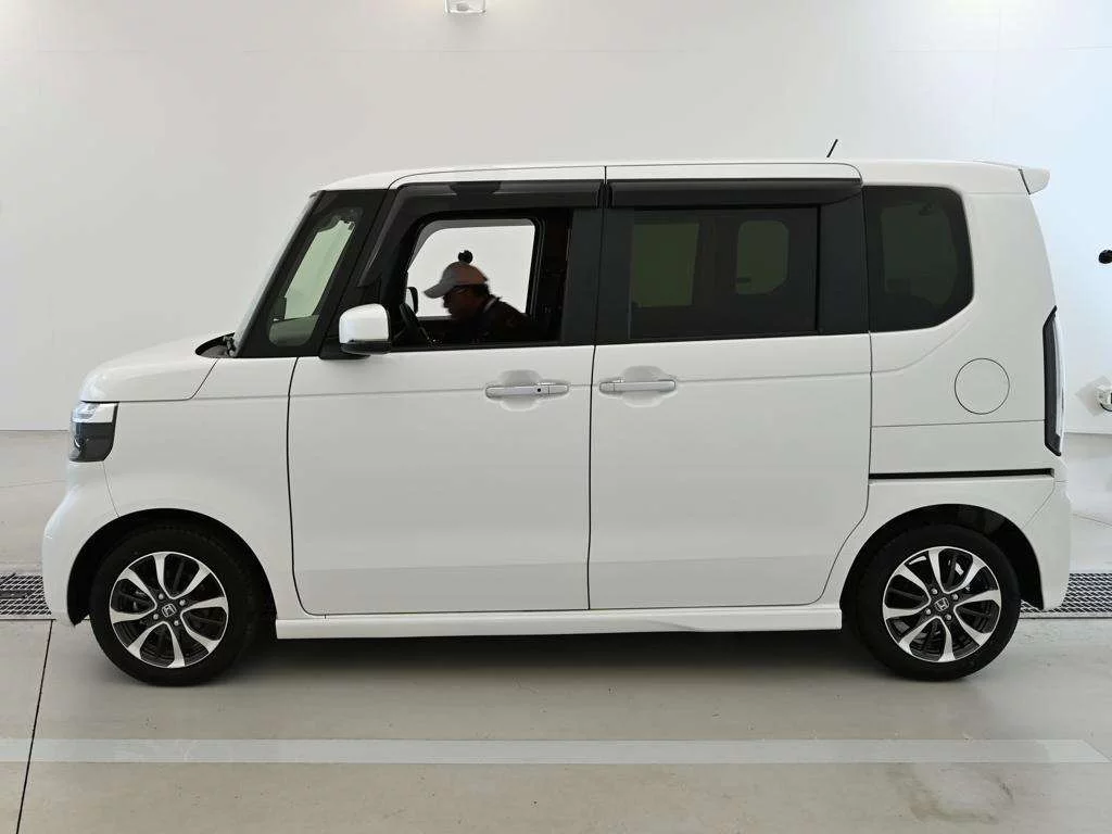 Honda N BOX CUSTOM  с аукциона в Японии