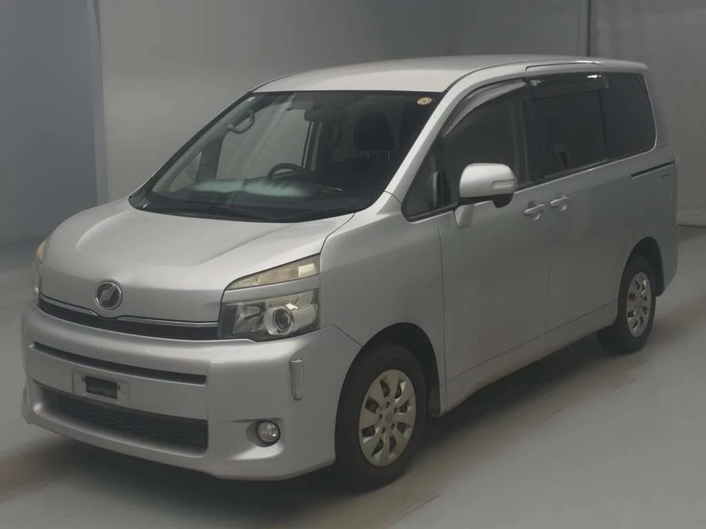 Toyota Voxy  с аукциона в Японии