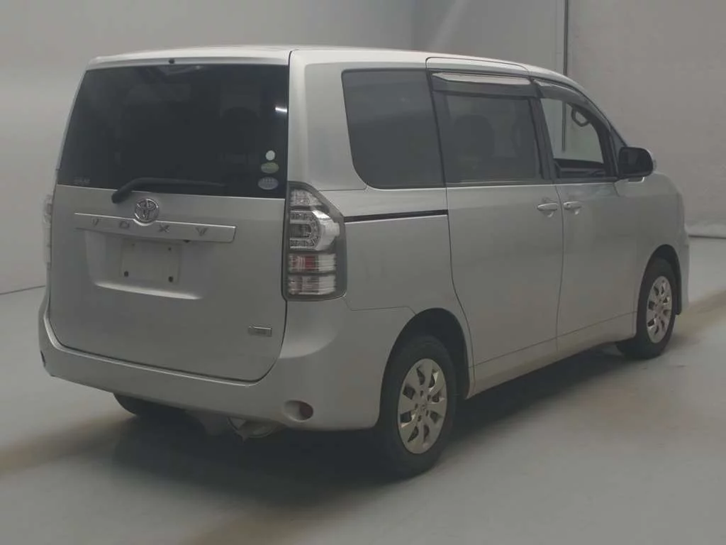 Toyota Voxy  с аукциона в Японии