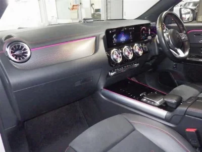 MERCEDES BENZ EQA