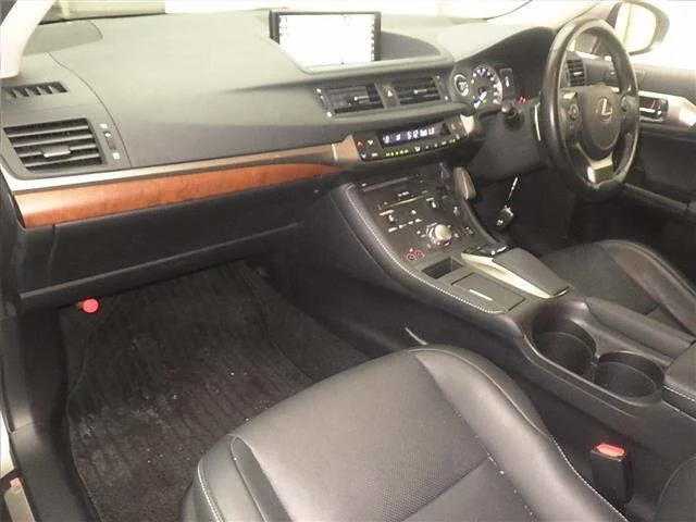 Lexus CT200h  с аукциона в Японии