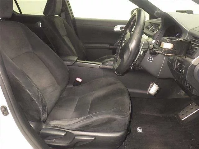 Lexus CT200h  с аукциона в Японии