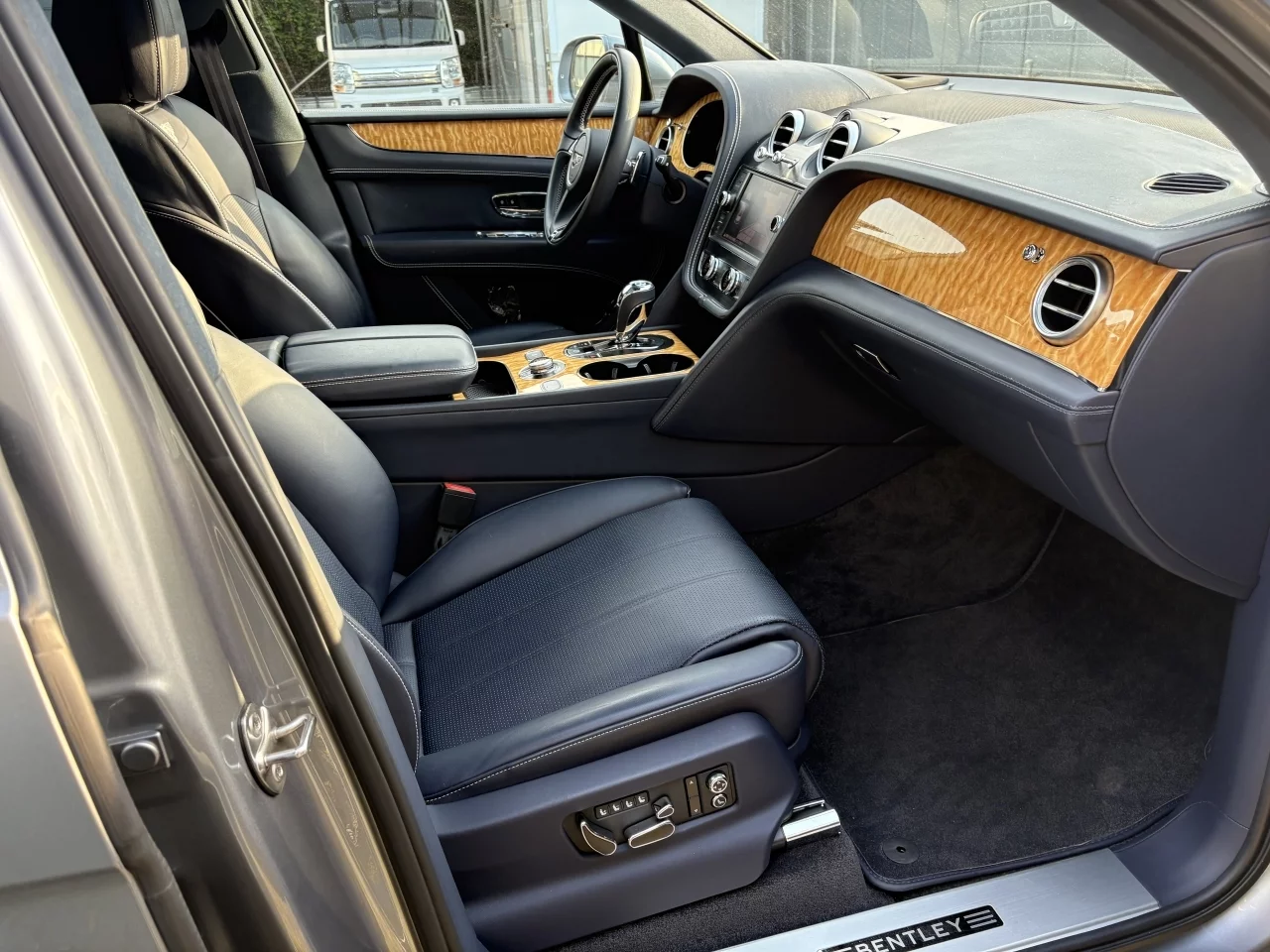 Bentley Bentayga  с аукциона в Японии