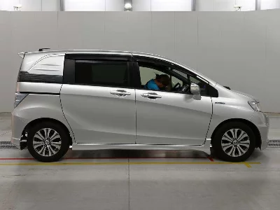 Honda FREED SPIKE HYBRID
