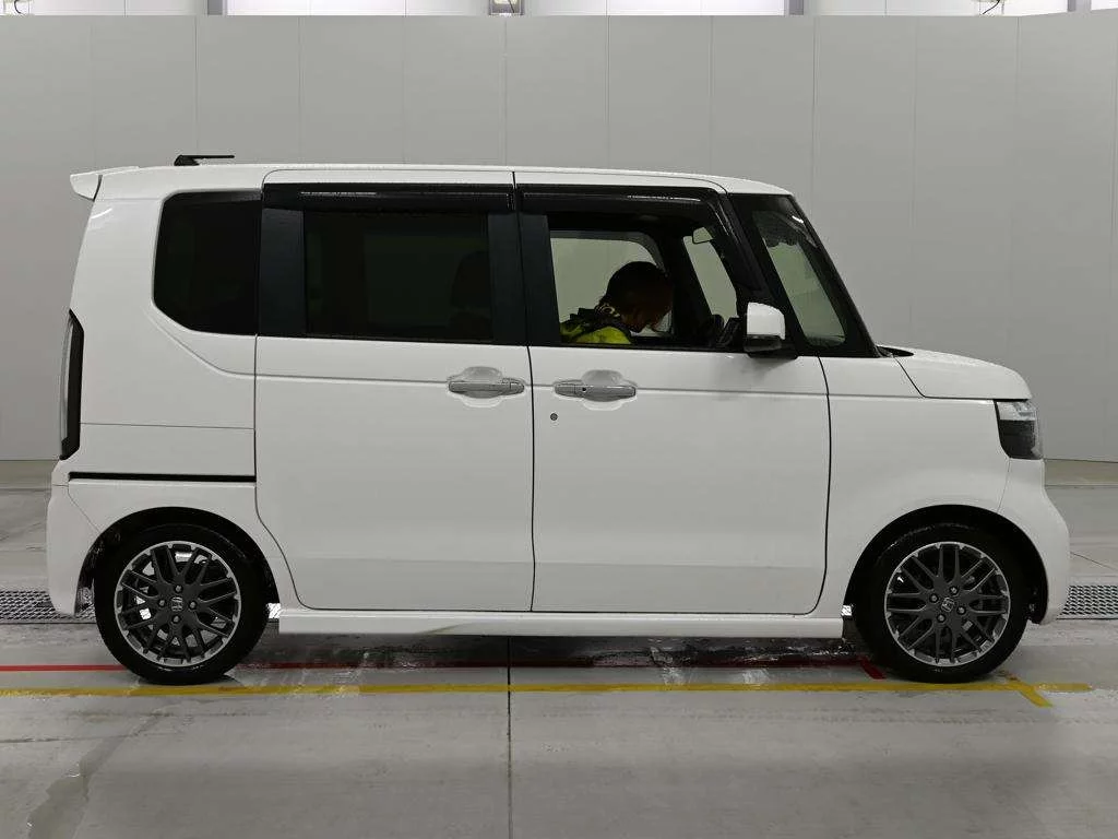 Honda N BOX CUSTOM  с аукциона в Японии