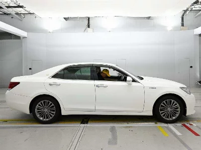 Toyota CROWN HYBRID