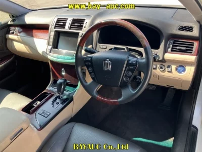 Toyota CROWN HYBRID