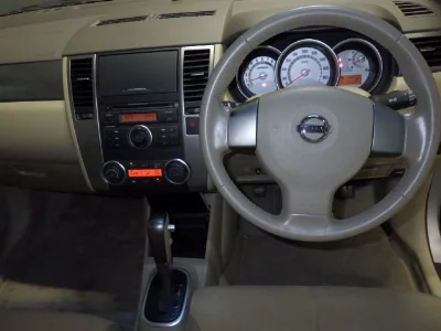 NISSAN TIIDA