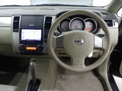 NISSAN TIIDA