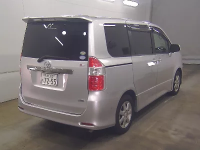 TOYOTA NOAH