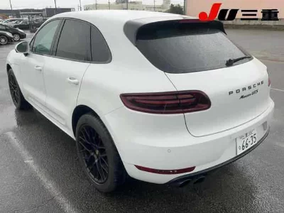 PORSCHE MACAN