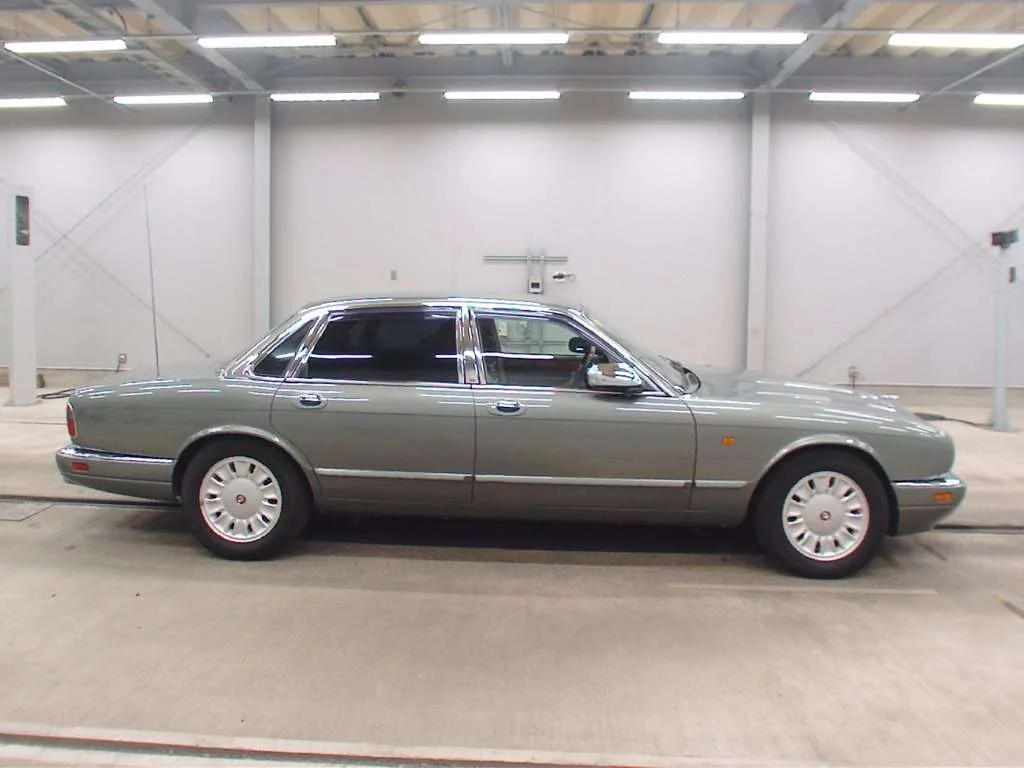 Daimler DAIMLER  с аукциона в Японии