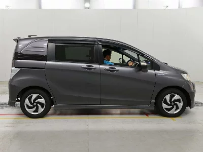 Honda FREED SPIKE HYBRID