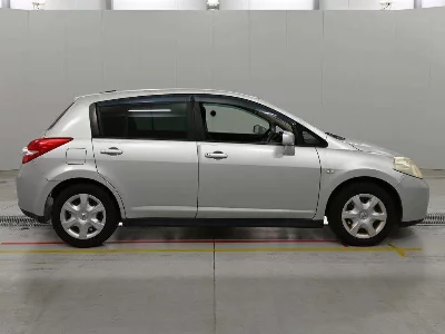 NISSAN TIIDA