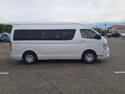 TOYOTA HIACE COMMUTER