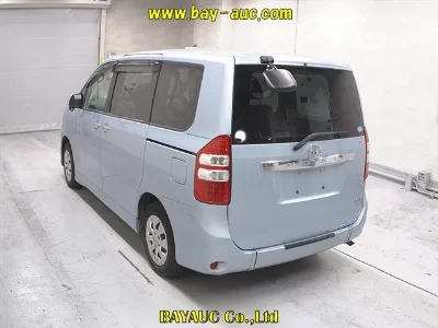 TOYOTA NOAH