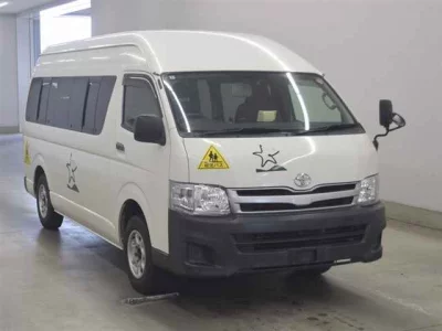 TOYOTA HIACE COMMUTER