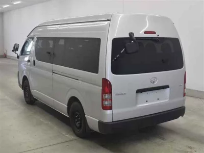 TOYOTA HIACE COMMUTER