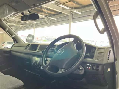 TOYOTA HIACE COMMUTER
