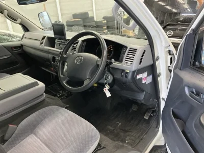 TOYOTA HIACE COMMUTER
