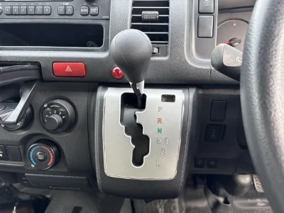 TOYOTA HIACE COMMUTER