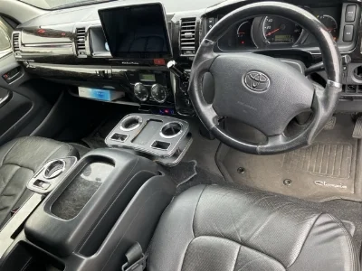 TOYOTA HIACE COMMUTER