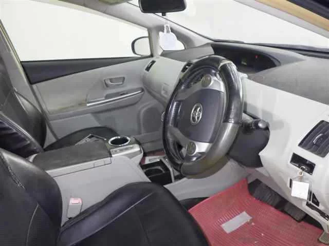 Toyota Prius Alpha  с аукциона в Японии