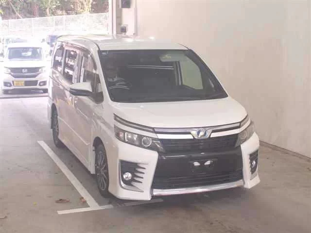 Toyota Voxy  с аукциона в Японии
