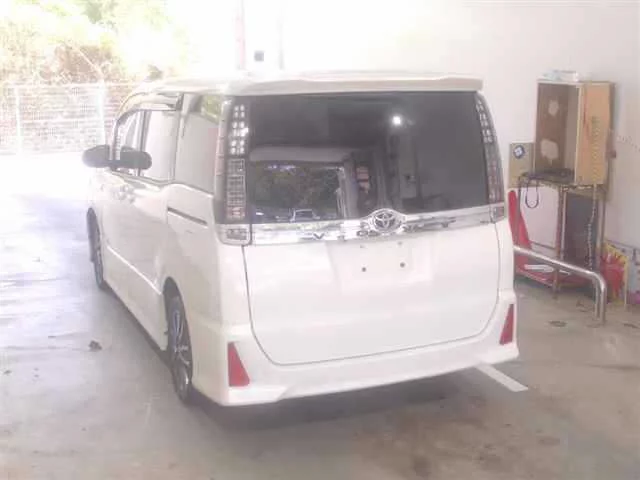 Toyota Voxy  с аукциона в Японии