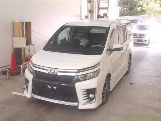 Toyota Voxy  с аукциона в Японии