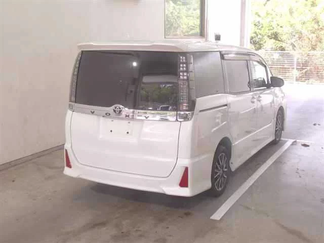 Toyota Voxy  с аукциона в Японии