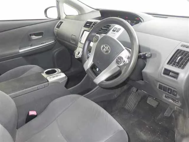 Toyota Prius Alpha  с аукциона в Японии