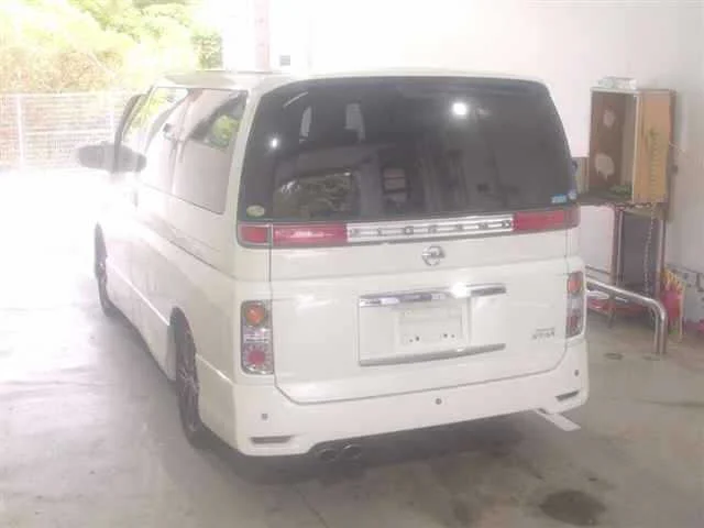 Nissan Elgrand  с аукциона в Японии