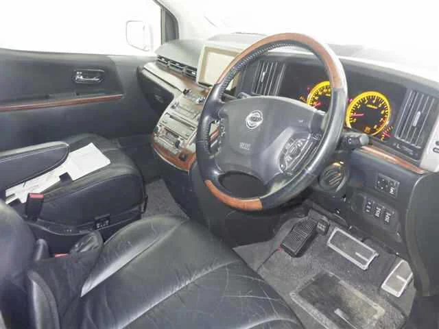 Nissan Elgrand  с аукциона в Японии