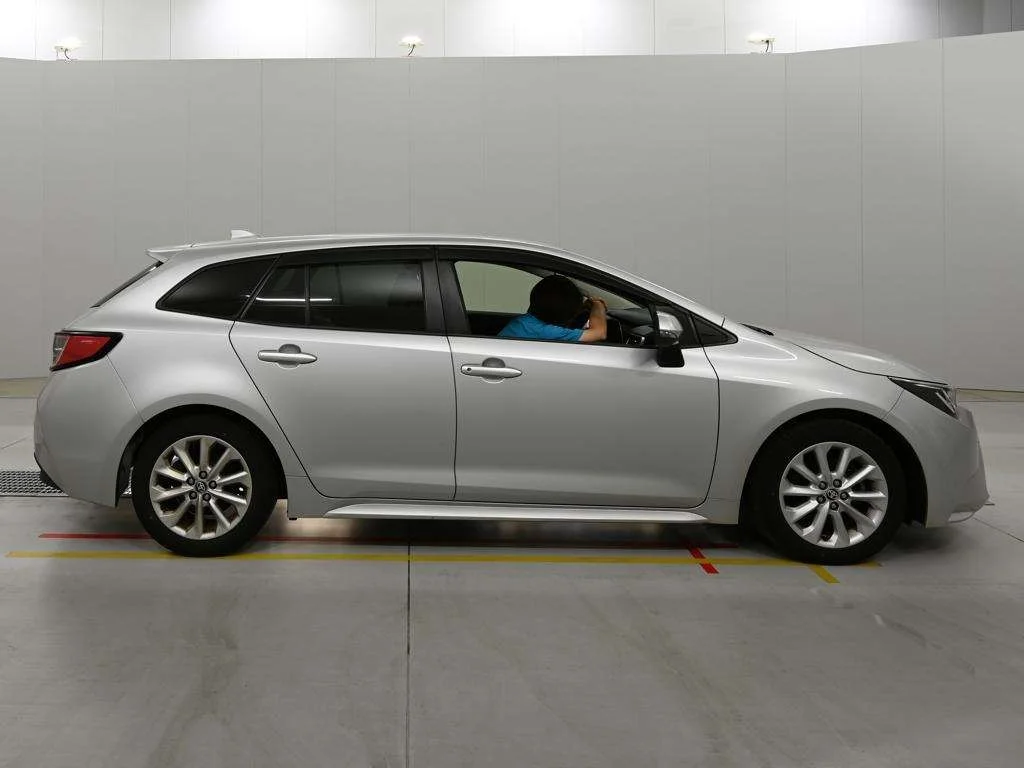 Toyota Corolla Touring Sports  с аукциона в Японии